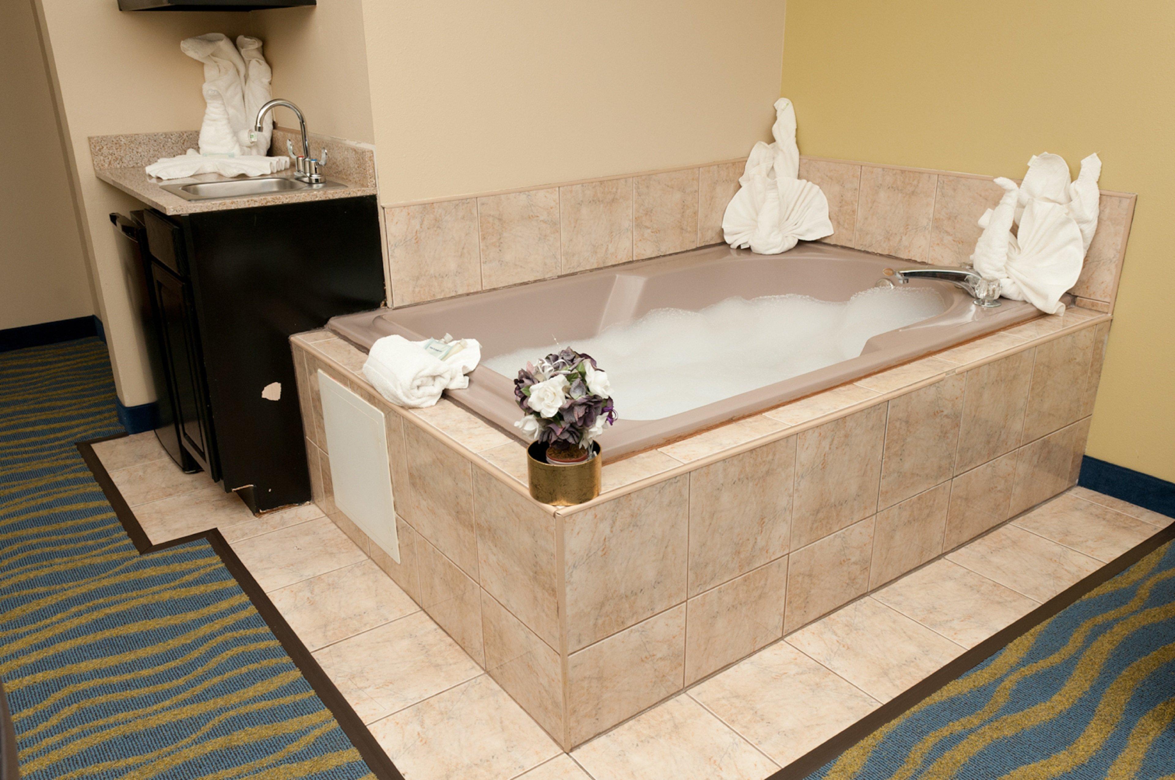 Holiday Inn Express Hotel & Suites Bloomington-Normal University Area By Ihg Exterior photo